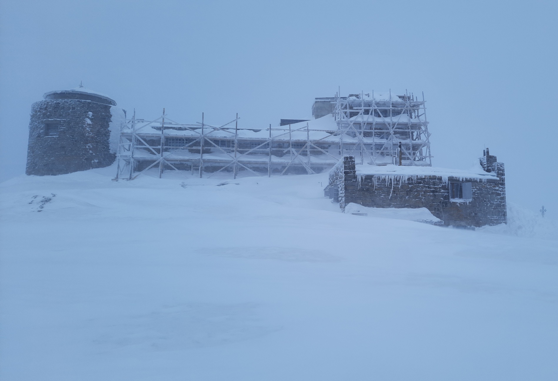 Карпаты в апреле засыпало снегом: в горах ударил мороз -13 (фото)