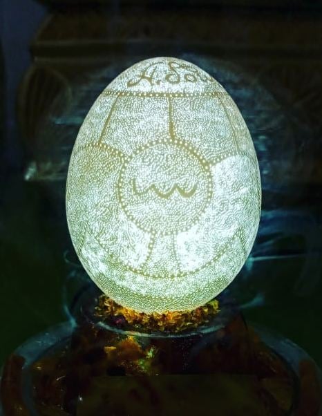 Украинец сделал в яйце 52 тысячи отверстий: установил два мировых рекорда