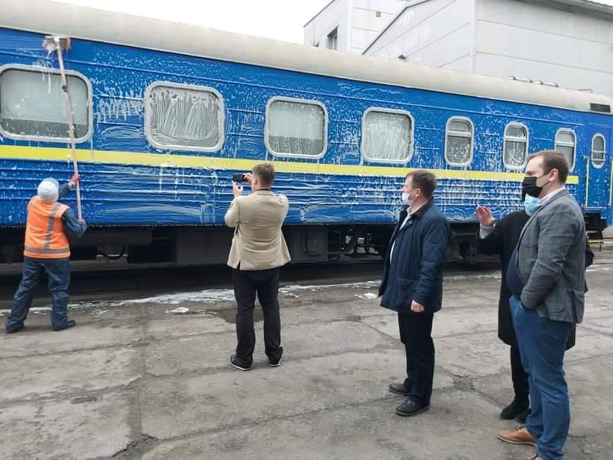 Укрзализныця показала датчанину, который мыл окно поезда, как чистят вагоны (фото)
