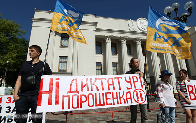 Під Радою проходить акція проти виборів за закритими списками
