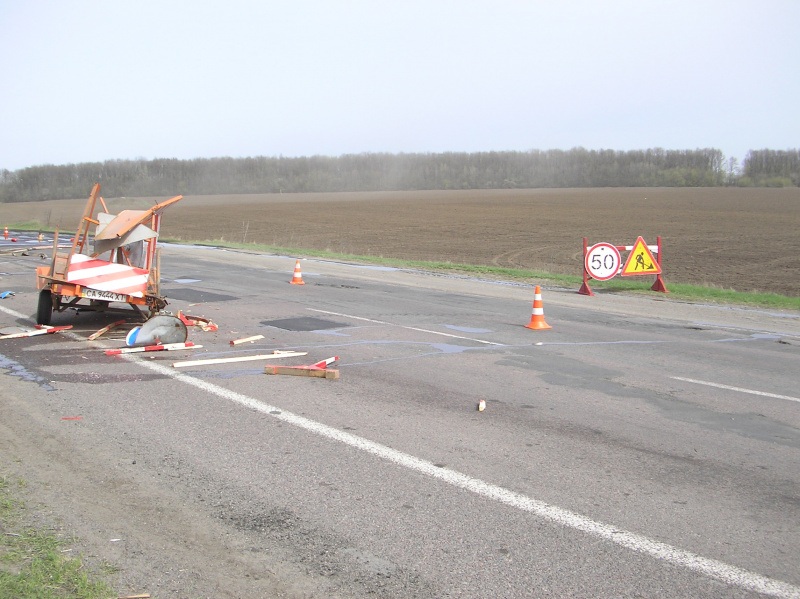 На трасі Київ-Одеса вантажівка в'їхала у "Газель" та збила працівників "Укравтодору
