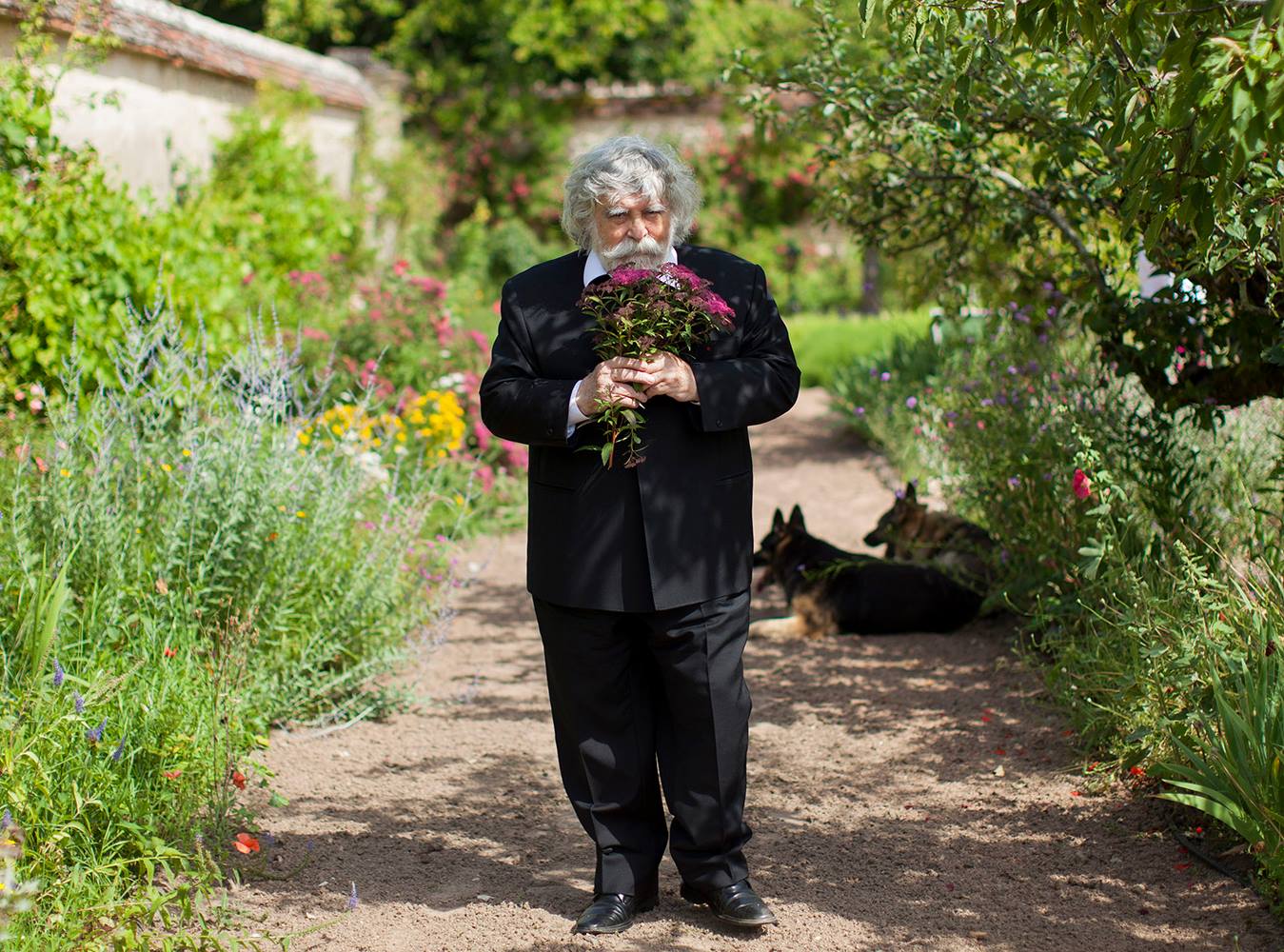 Винайшов укладку феном: у Франції помер легендарний перукар