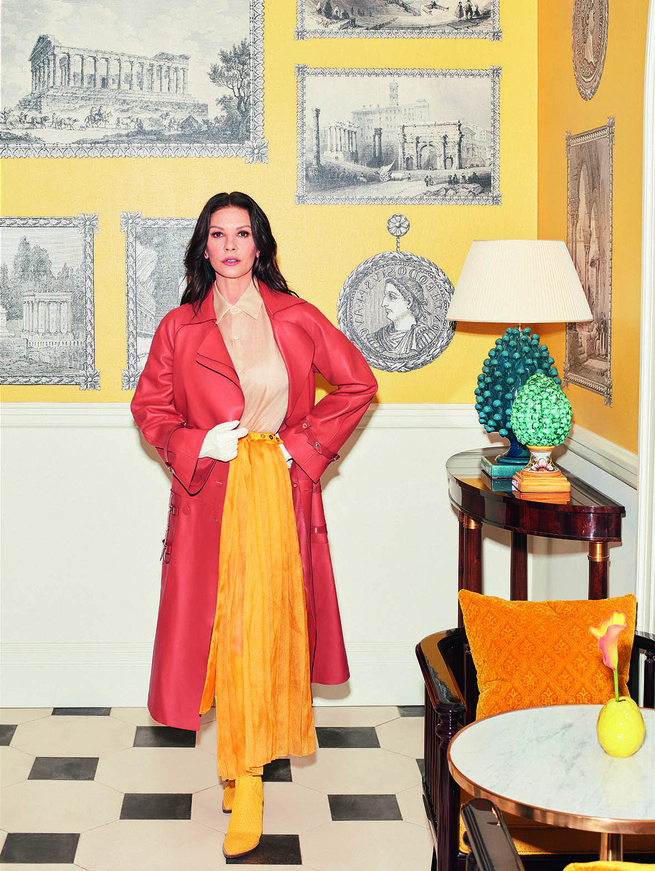 Глаз не отвести! Кэтрин Зета-Джонс вместе с юной дочерью блистает на обложке глянца