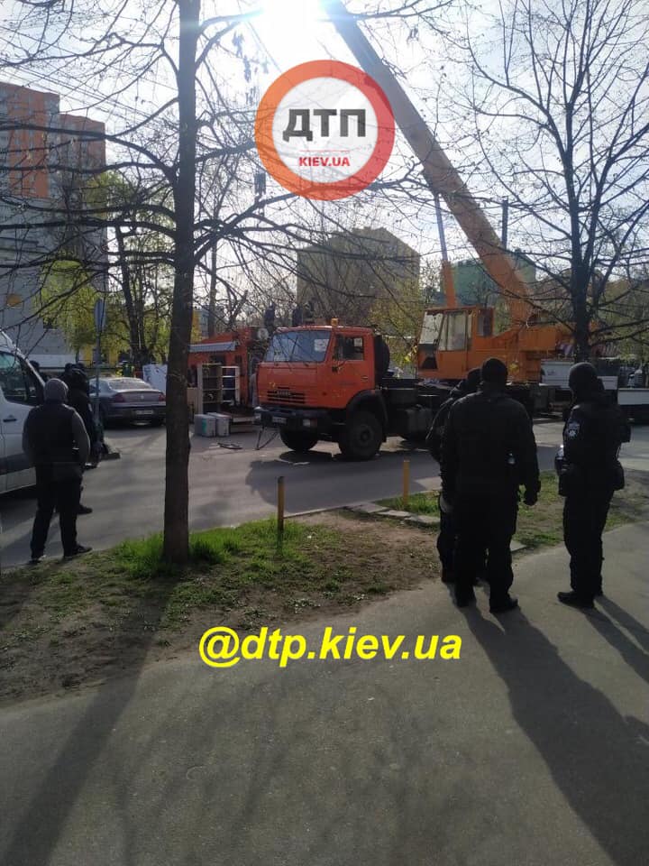 У Києві масово прибирають МАФи: фото і відео масштабної &quot; зачистки&quot;