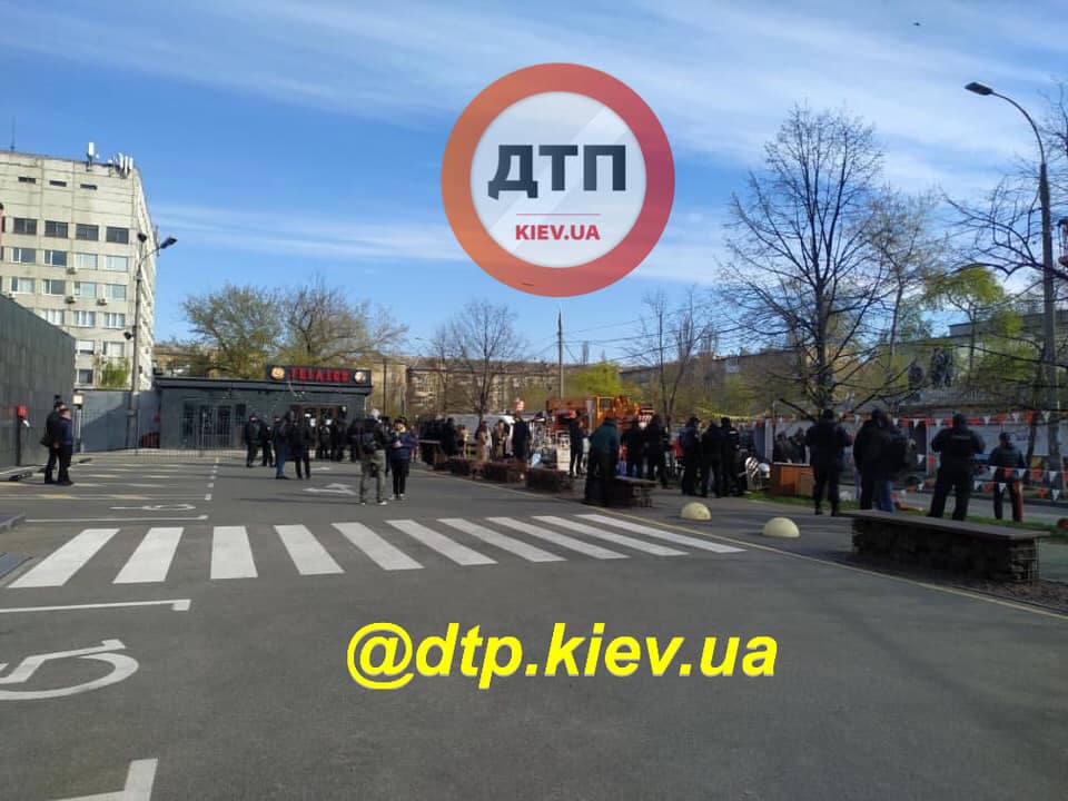 У Києві масово прибирають МАФи: фото і відео масштабної &quot; зачистки&quot;