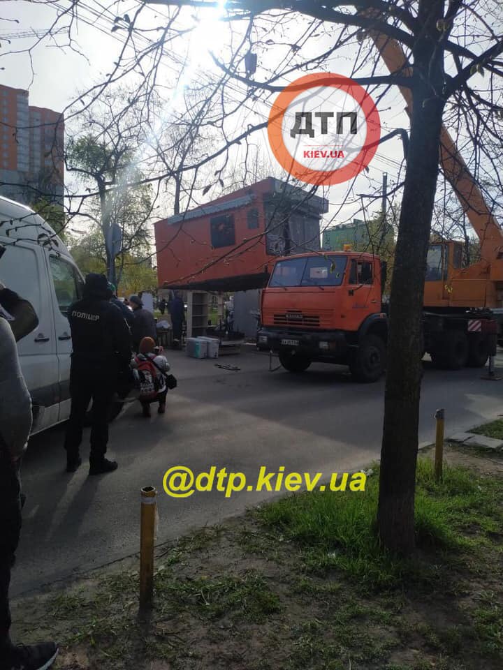 У Києві масово прибирають МАФи: фото і відео масштабної &quot; зачистки&quot;