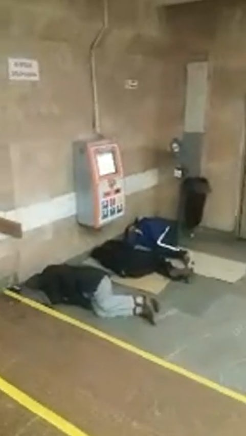 Киев без цензуры: фото лежащих людей в метро шокировало сеть