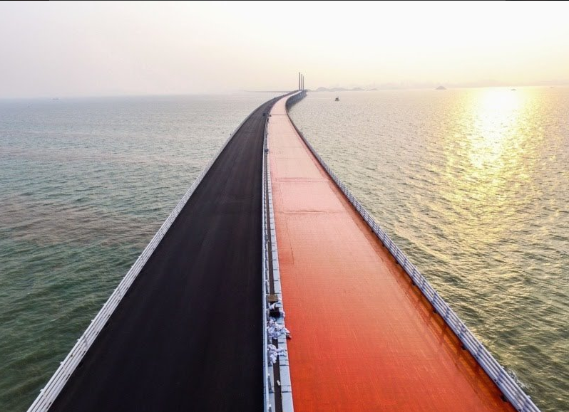 Як виглядає найдовший морський міст в світі: неймовірне відео