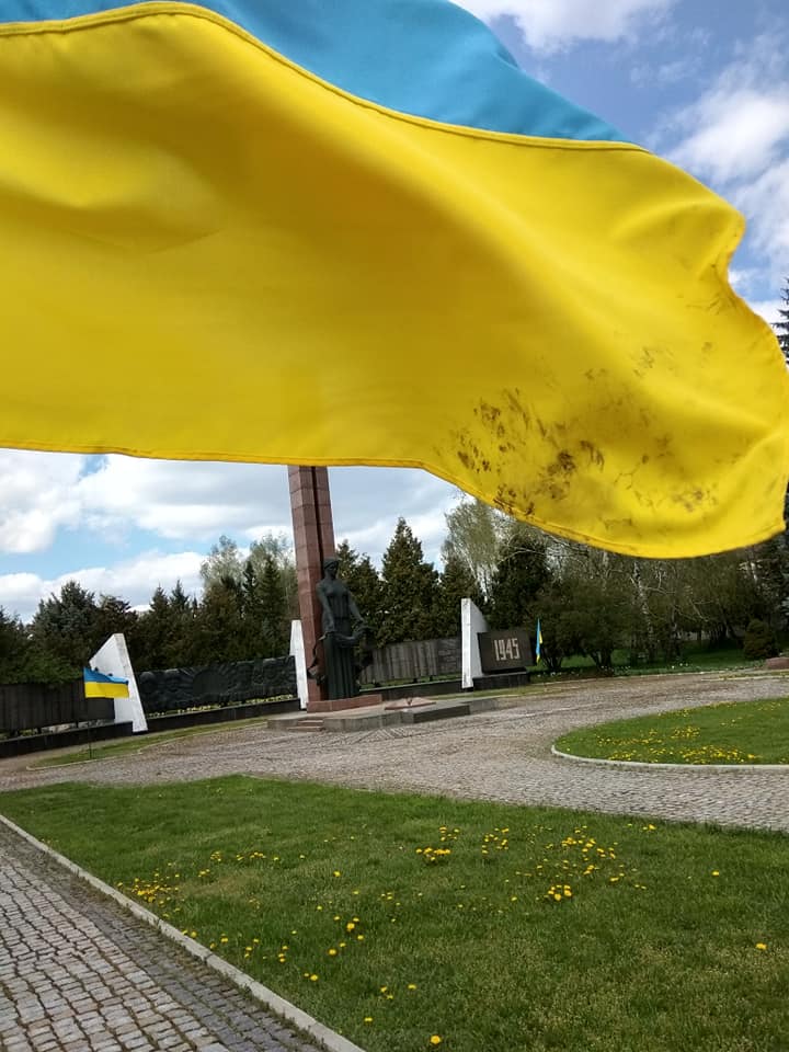 Бывший зек вытирал грязные руки о флаг Украины: слов просто не хватает (фото)