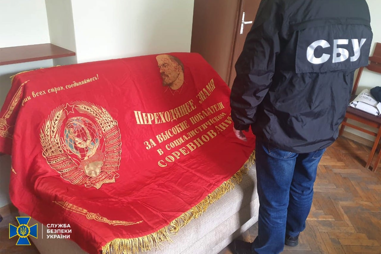 Под Львовом мужчину поймали и наказали за продажу красного флага с Лениным