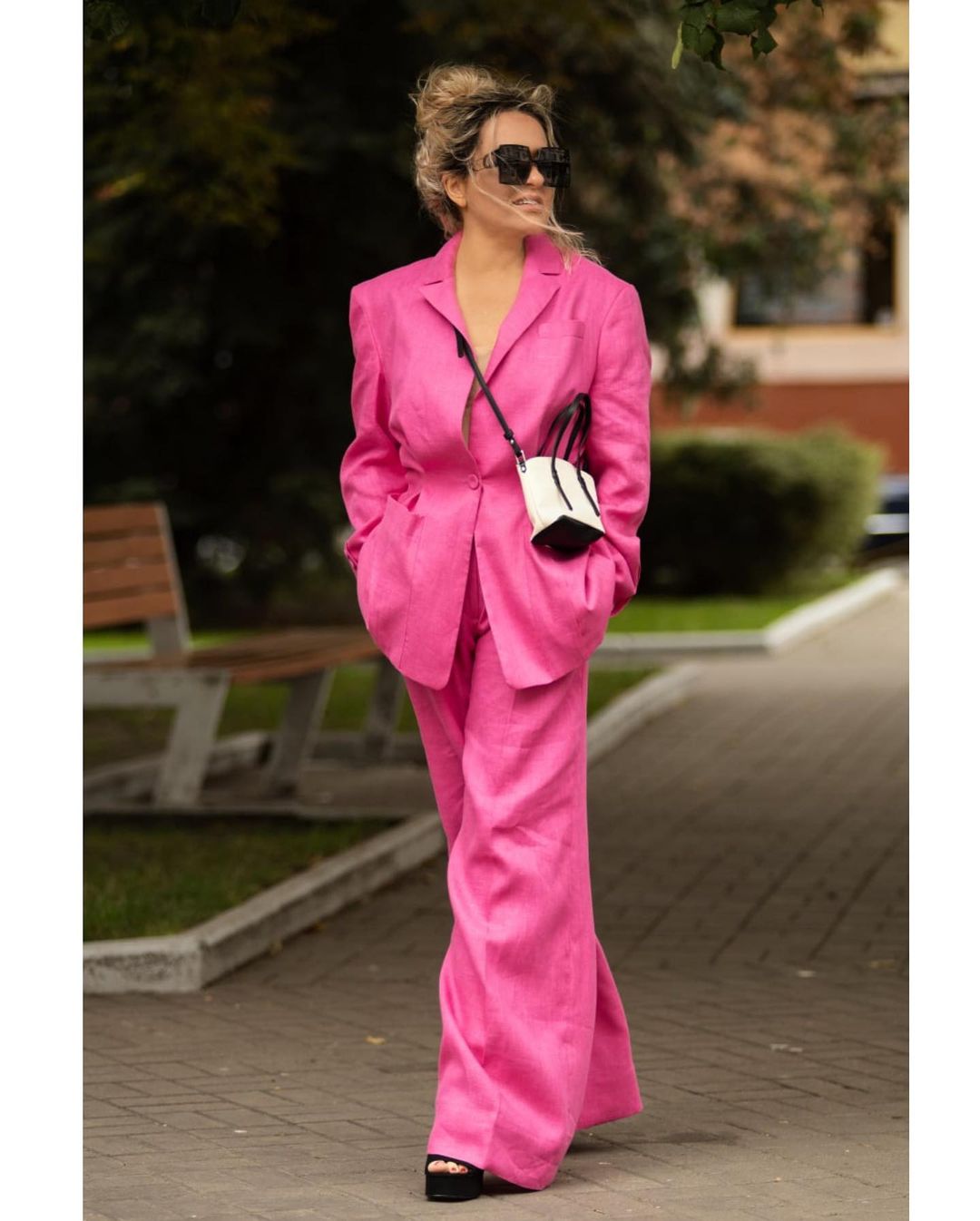 На стиле: Наталья Могилевская восхитила трендовым нарядом с брюками-палаццо