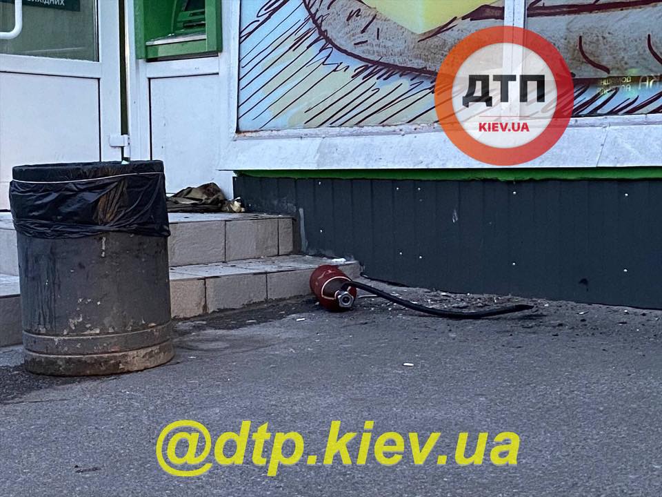 У Києві співробітник ПриватБанку з подільником підірвали банкомат і вкрали гроші: обидва - колишні зеки