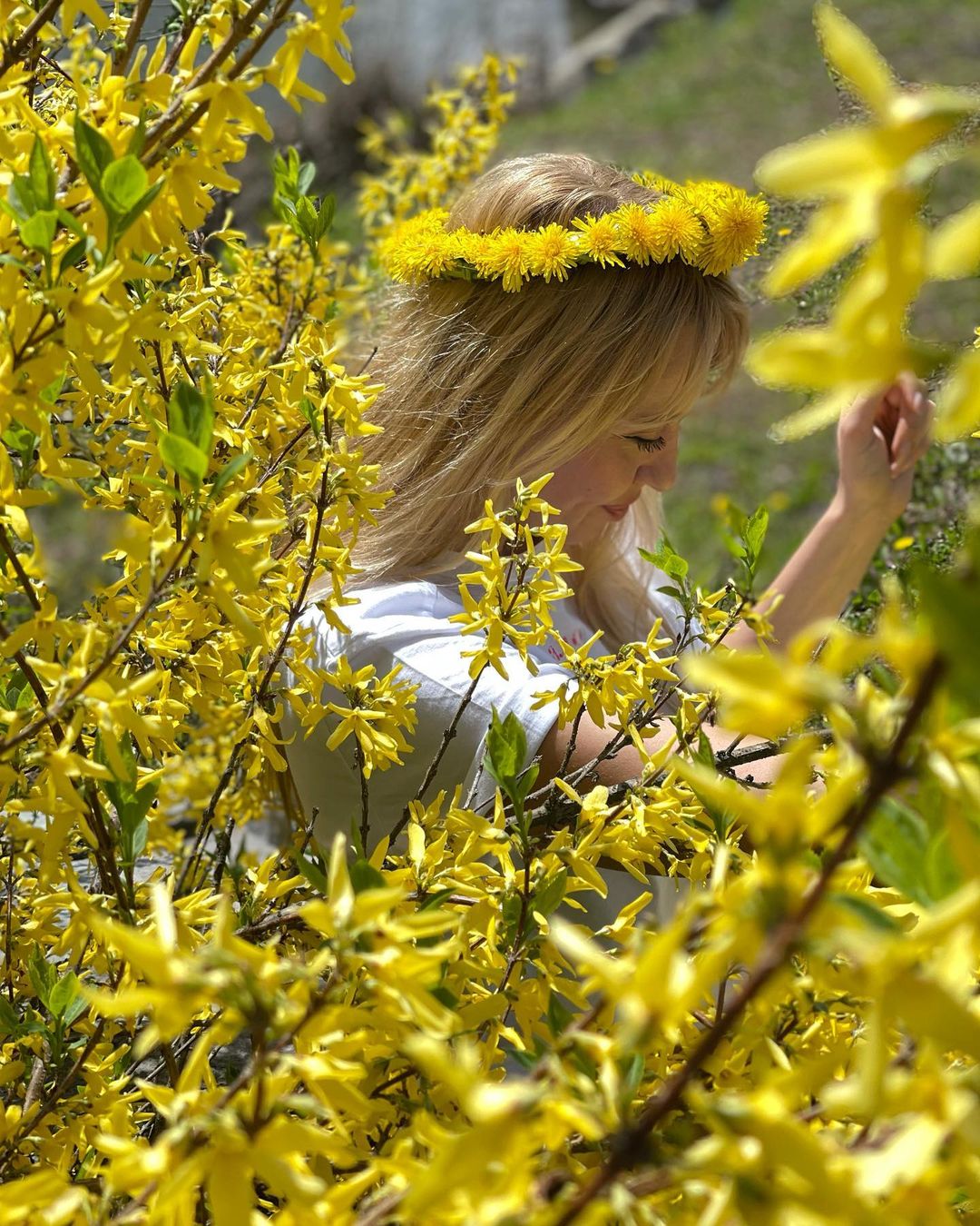 Мавка: Оля Полякова в венке из одуванчиков заворожила фотосетом среди цветов