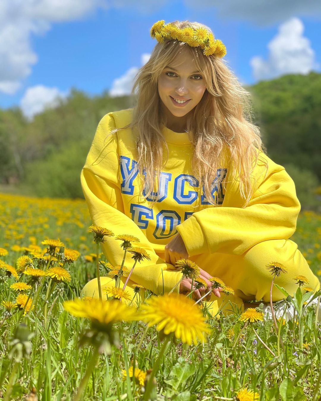 Мавка: Оля Полякова в венке из одуванчиков заворожила фотосетом среди цветов