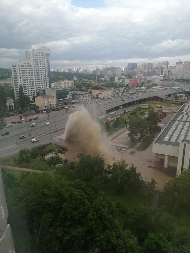 У Києві забив потужний &quot;гейзер&quot;: машинам повибивало скло