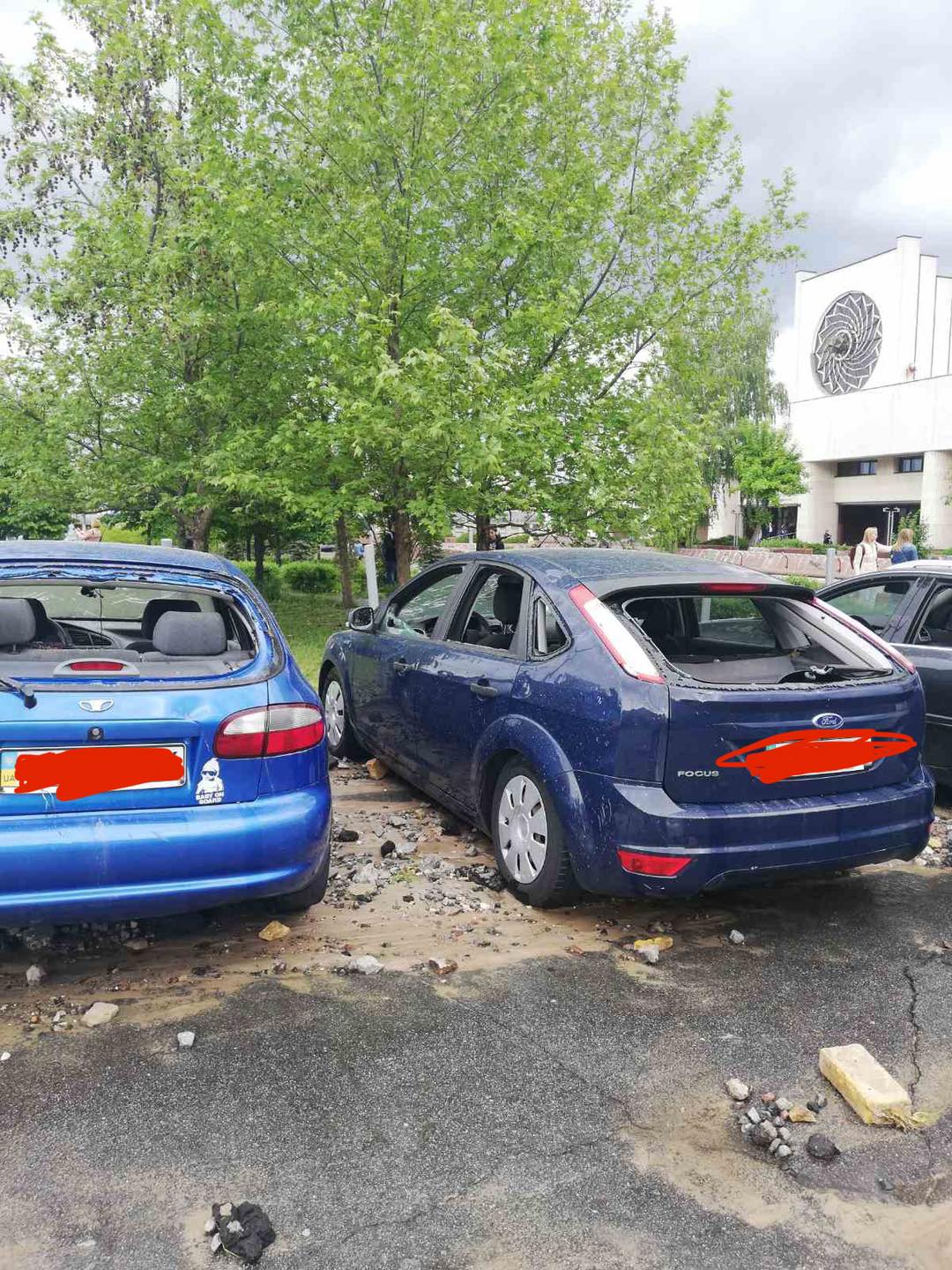 У Києві забив потужний &quot;гейзер&quot;: машинам повибивало скло