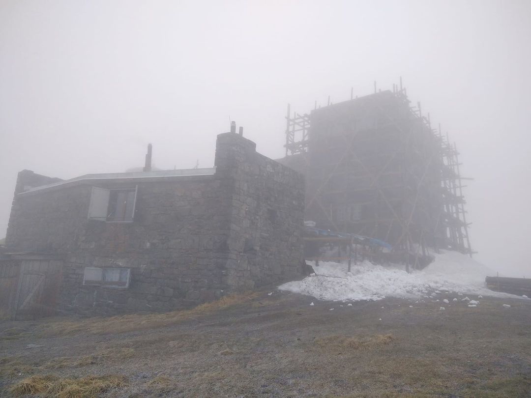 Карпати накрив снігопад, а в інших регіонах шквальний вітер та гроза