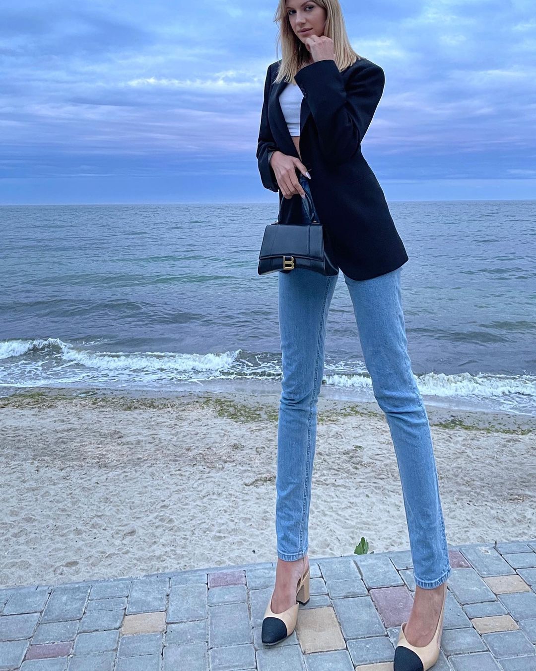 Полякова отдыхает: Леся Никитюк ошеломила невероятно длинными ногами