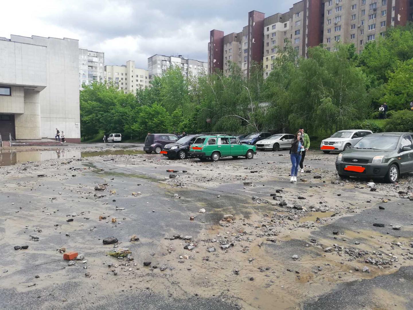 У Києві забив потужний &quot;гейзер&quot;: машинам повибивало скло