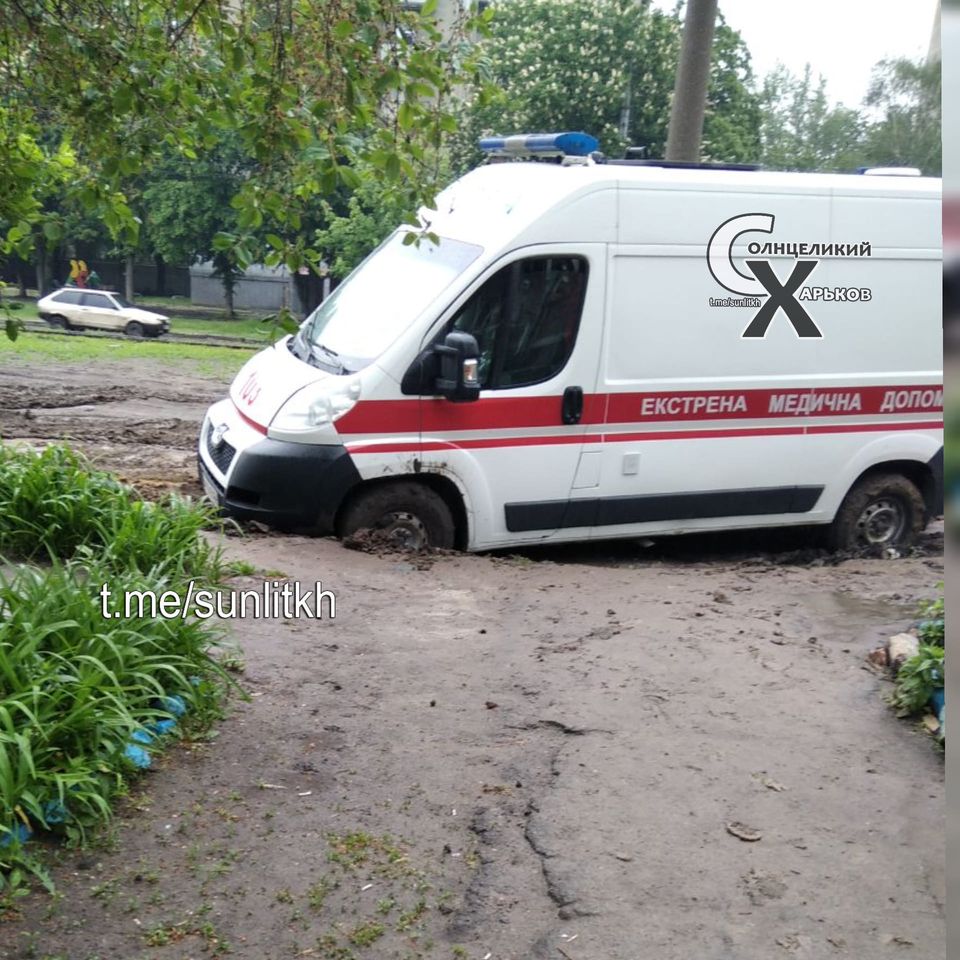 У Харкові швидка застрягла в болоті: містяни лютують (фото)