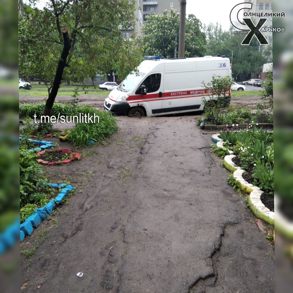 У Харкові швидка застрягла в болоті: містяни лютують (фото)