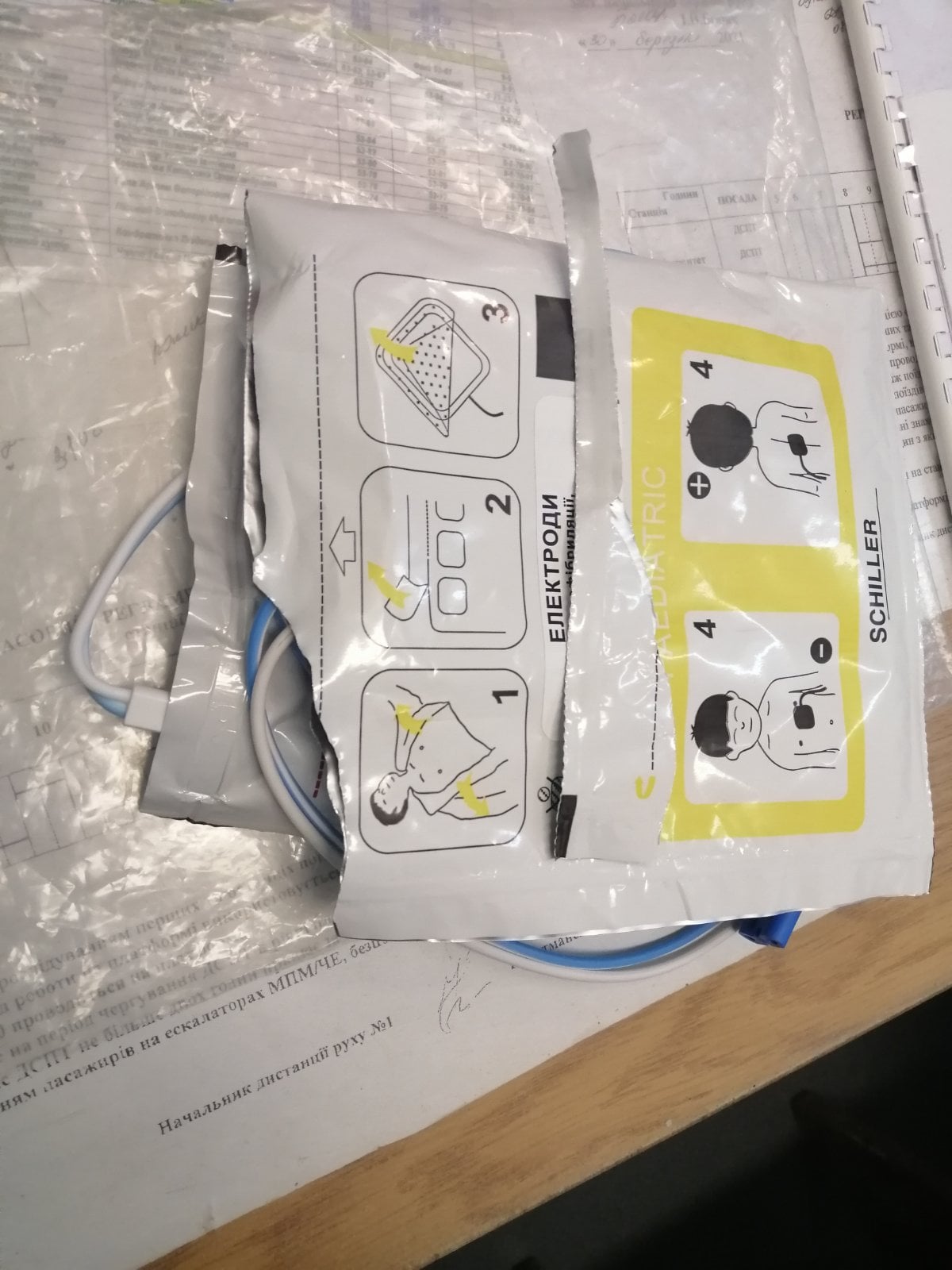 У метро Києва вандали розтрощили апарати, які можуть врятувати пасажирам життя (фото)