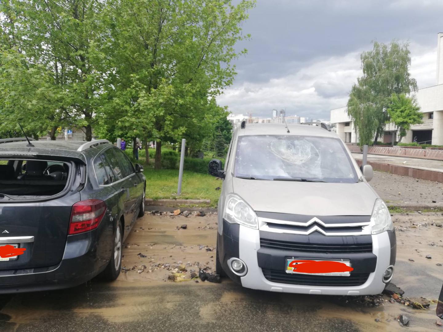 У Києві забив потужний &quot;гейзер&quot;: машинам повибивало скло