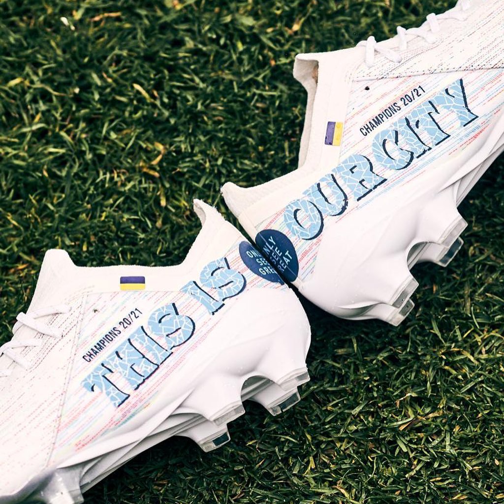 Зінченко показав чемпіонські бутси з прапором України і захопив мережу