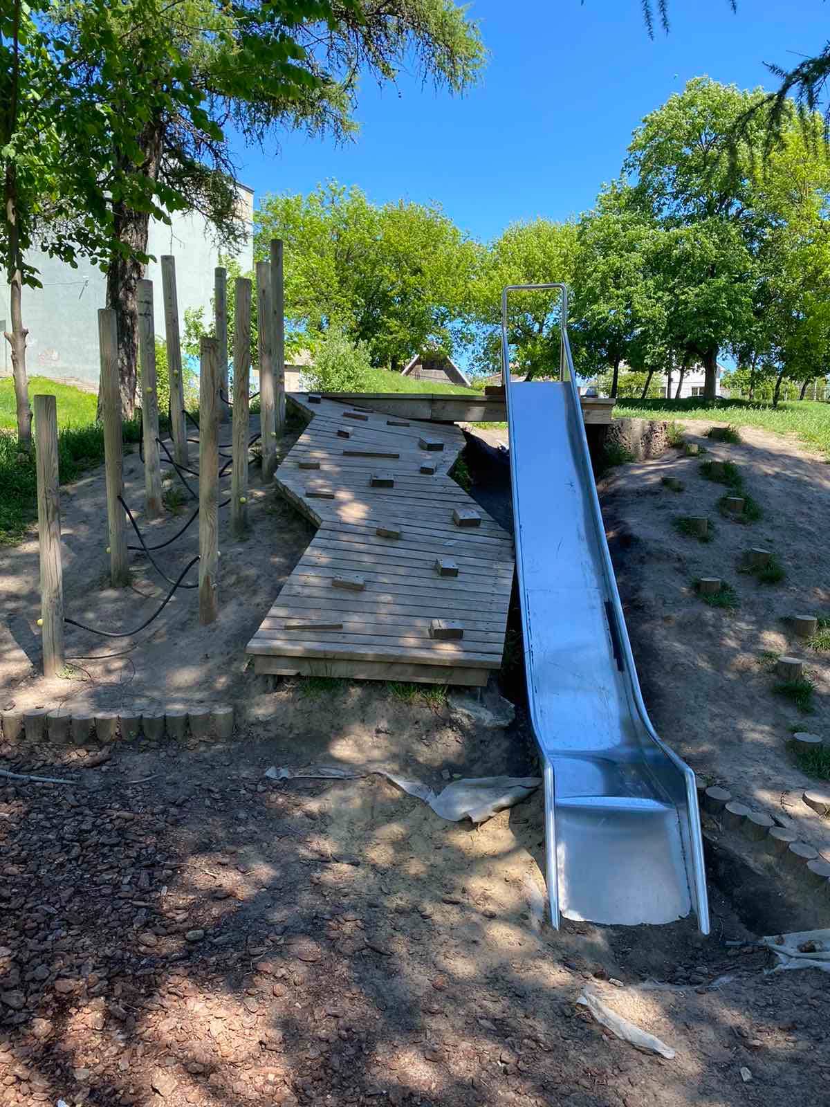 В Ровно ребенок лишился пальца после катания на горке: &quot;сколько же можно терпеть?&quot;