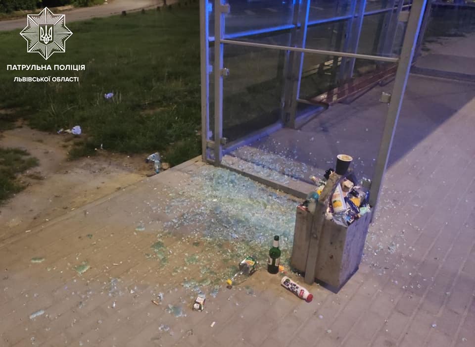Во Львове трое парней растрощили остановку и пошли пить пиво: чем обернулась выходка (фото)