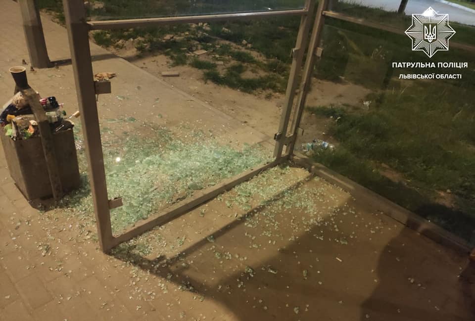 Во Львове трое парней растрощили остановку и пошли пить пиво: чем обернулась выходка (фото)