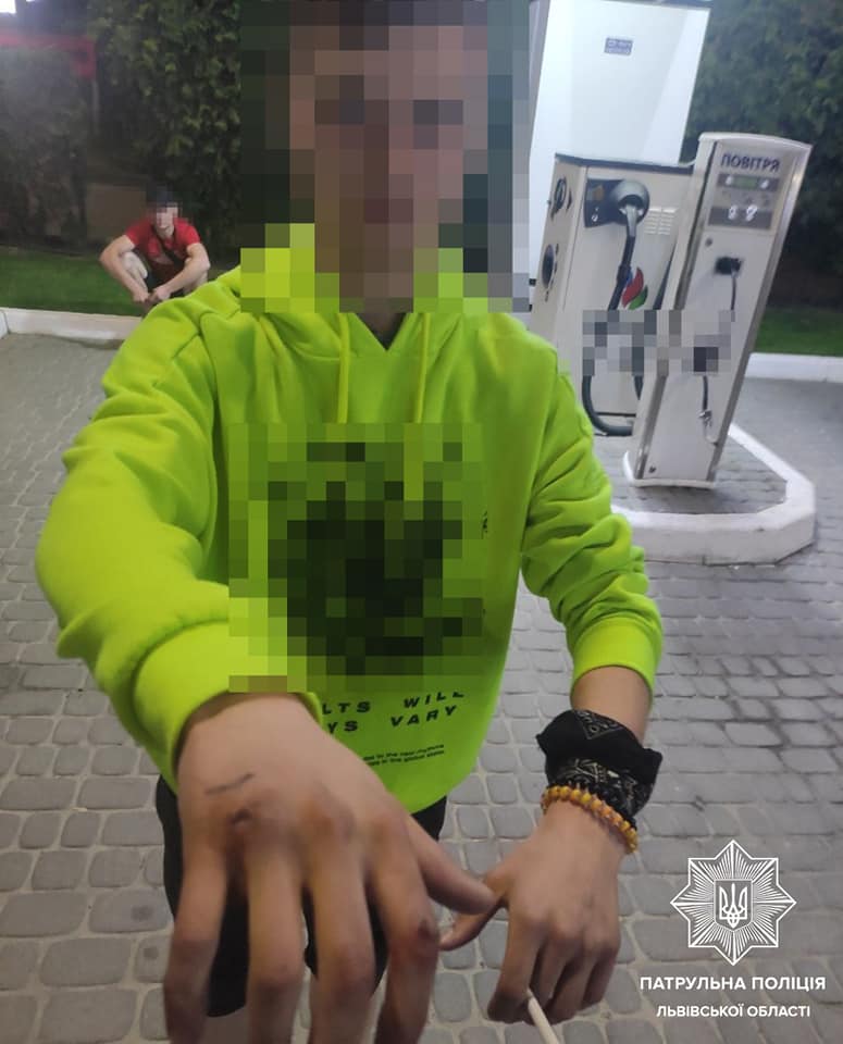 Во Львове трое парней растрощили остановку и пошли пить пиво: чем обернулась выходка (фото)