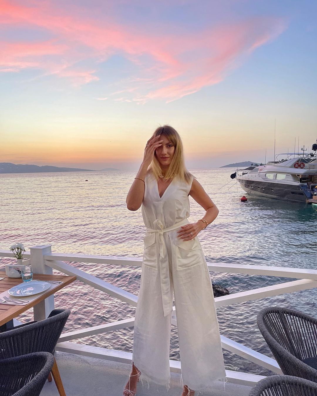 Шикарна: Леся Нікітюк захопила стильним луком на тлі неймовірного заходу сонця