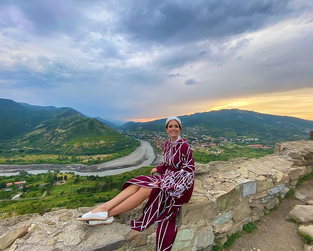 Беременная Осадчая в роскошном платье заворожила красочными фото из Грузии