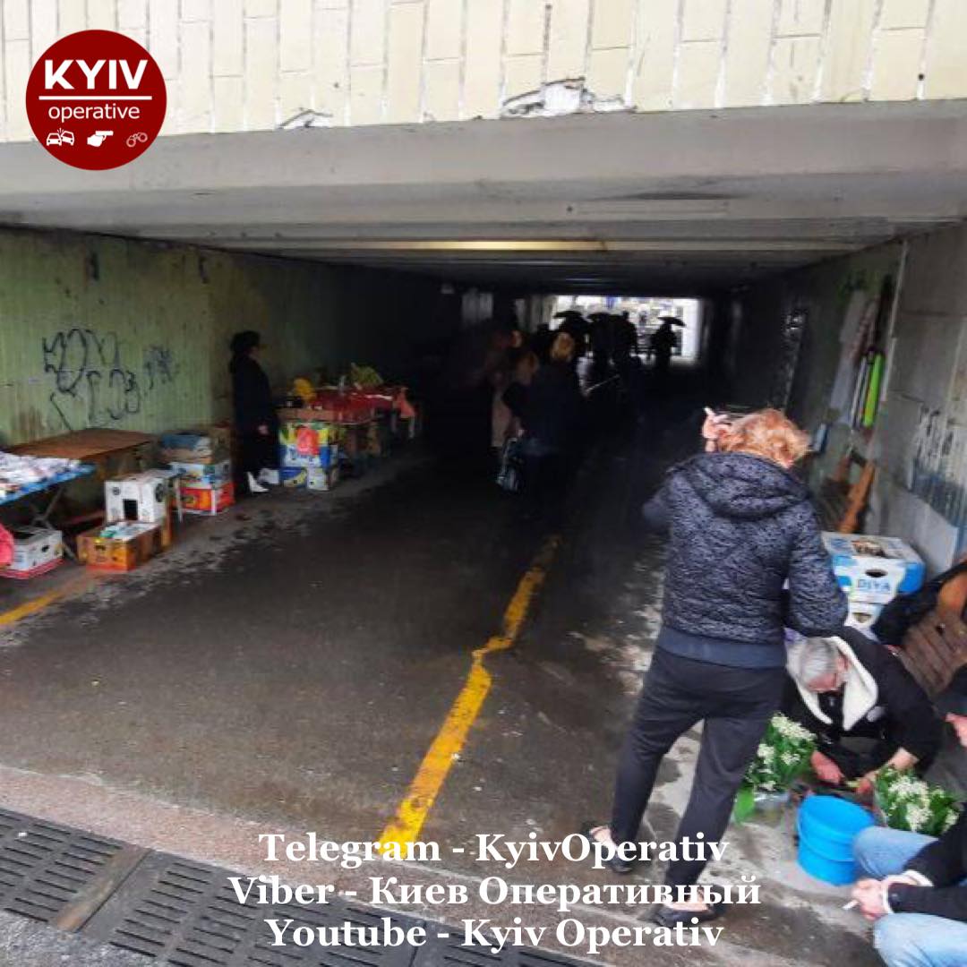 Метро &quot;Осокорки&quot; знову заполонили стихійні торговці: &quot;жестяк якийсь&quot;