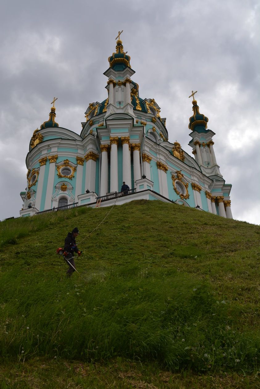 В Киеве решили оригинально покосить траву: использовали &quot;альпинистов&quot;