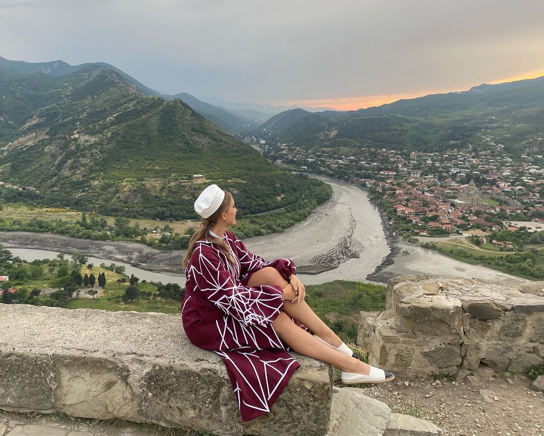 Беременная Осадчая в роскошном платье заворожила красочными фото из Грузии