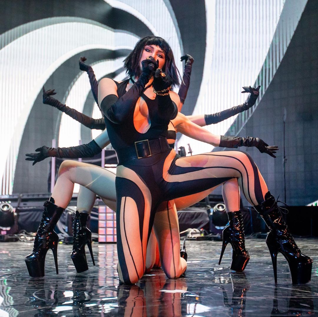 Полуголая MARUV дала концерт в России: фото выступления