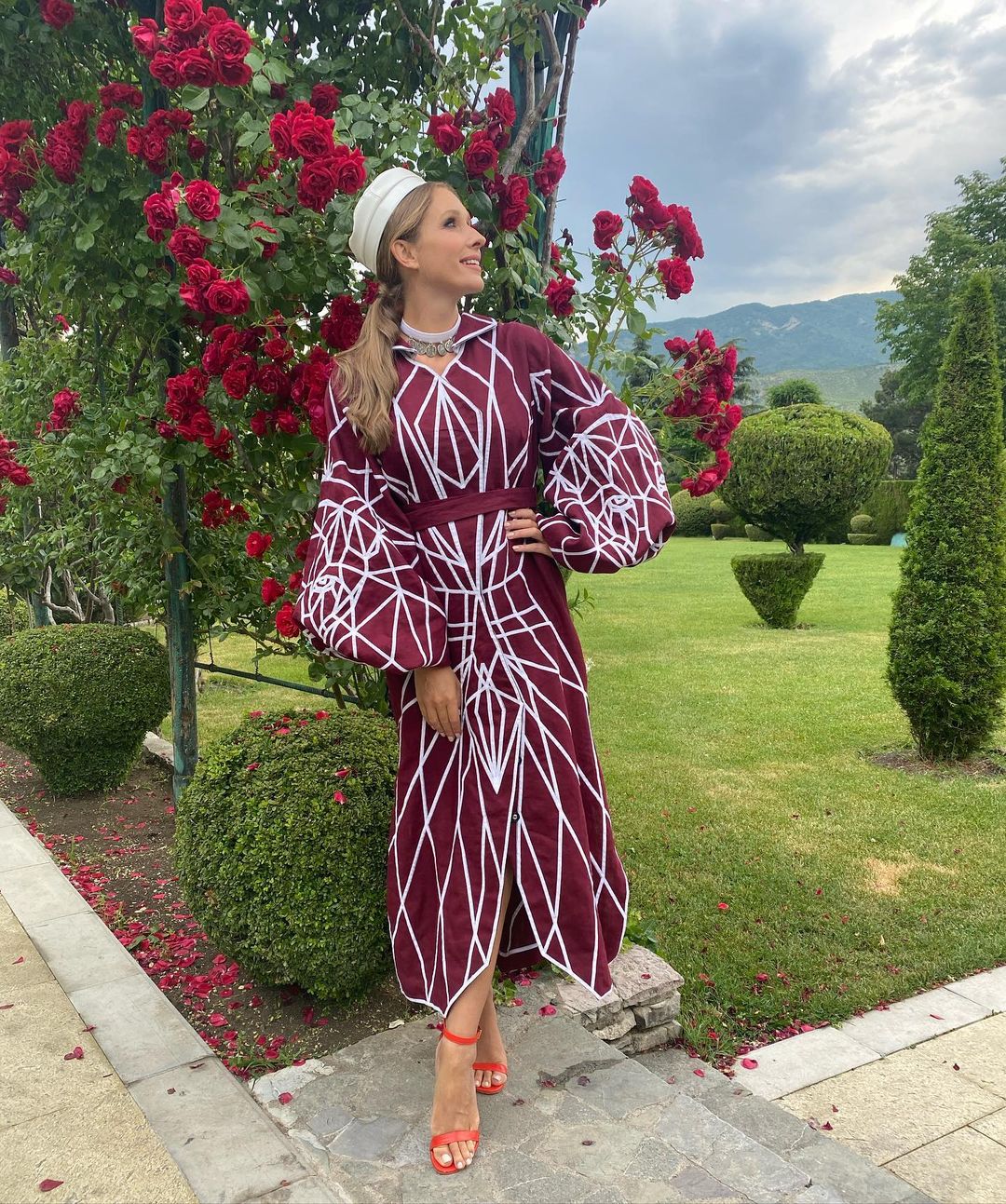 Беременная Осадчая в роскошном платье заворожила красочными фото из Грузии