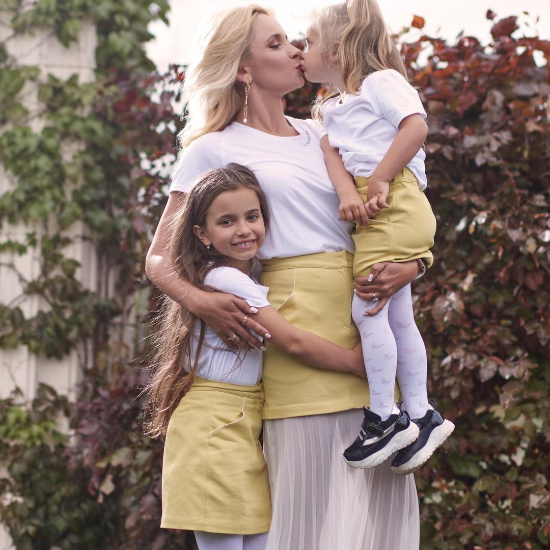 Мамины принцессы: Лилия Ребрик очаровала стильным family look с дочерьми