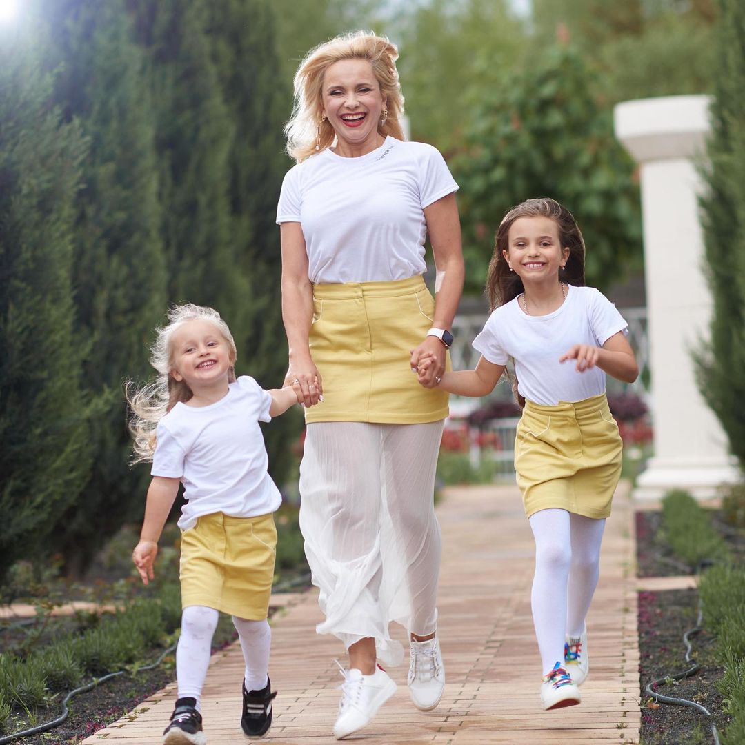 Мамины принцессы: Лилия Ребрик очаровала стильным family look с дочерьми