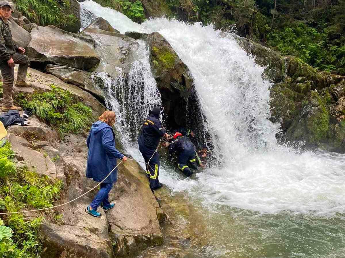 В Карпатах школьник погиб на экскурсии к знаменитому водопаду