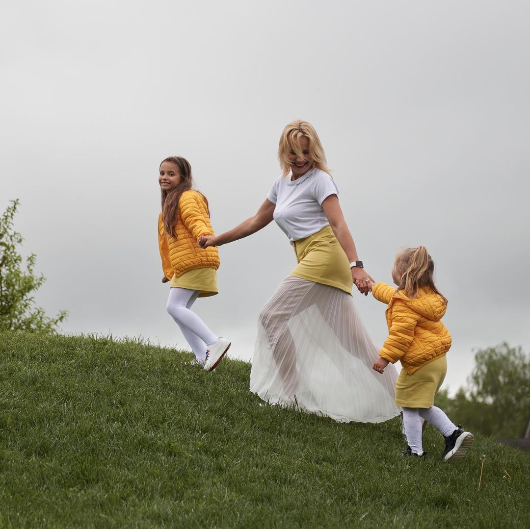 Мамины принцессы: Лилия Ребрик очаровала стильным family look с дочерьми