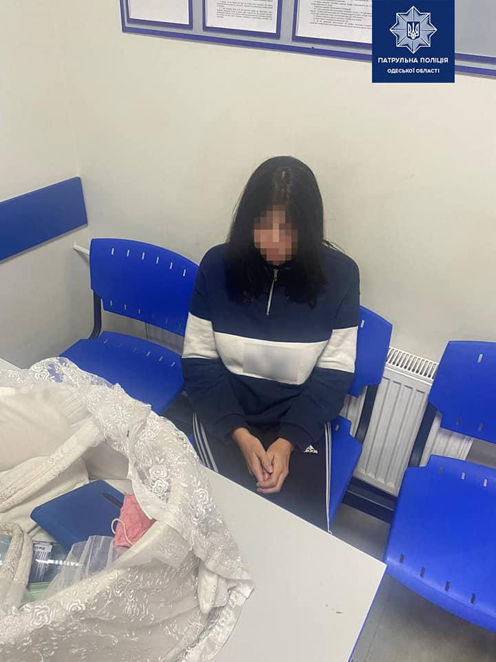 В Одесі п'яна в устілку мати з немовлям на руках падала на вулиці: малюка забрала "швидка"