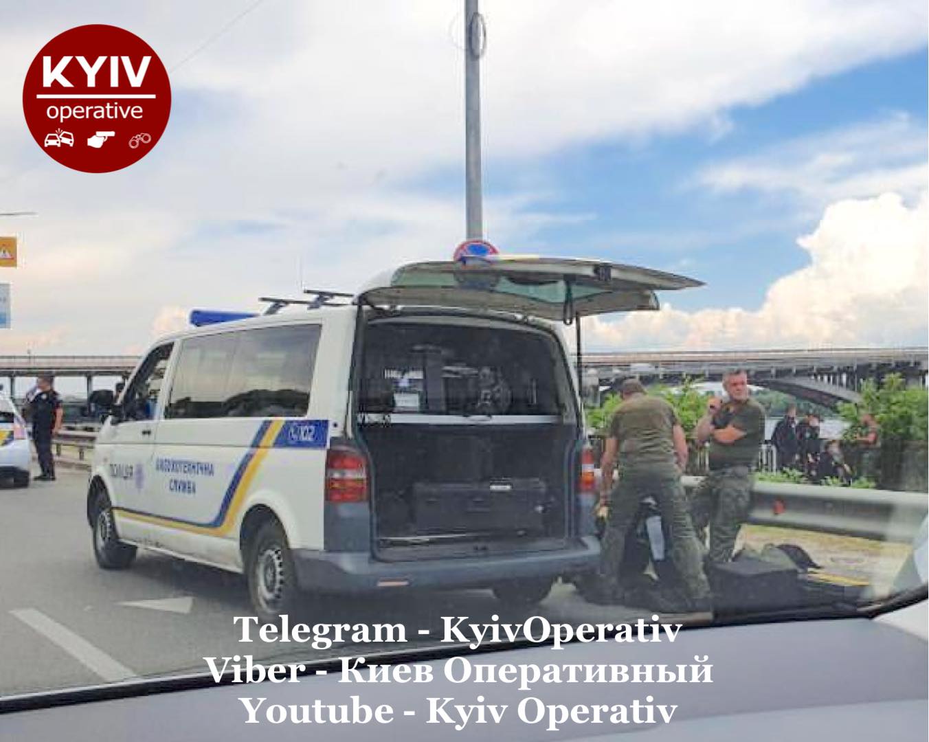 В Киеве на мосту Метро работает полиция и взрывотехники. Там обнаружили &quot;подозрительный предмет&quot;