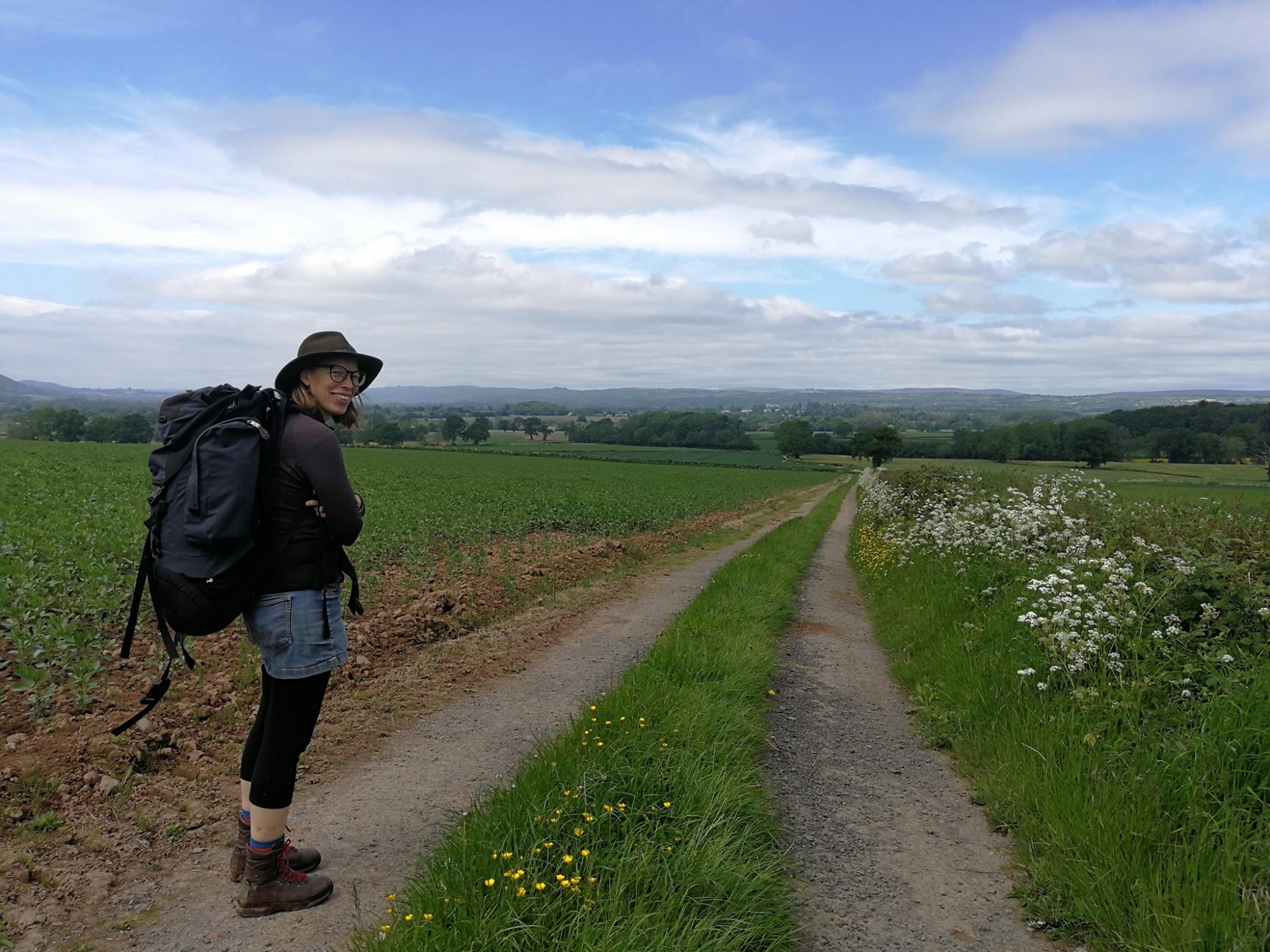 Онкохвора британка три роки йшла пішки від Києва до Уельсу: мандри показала на фото