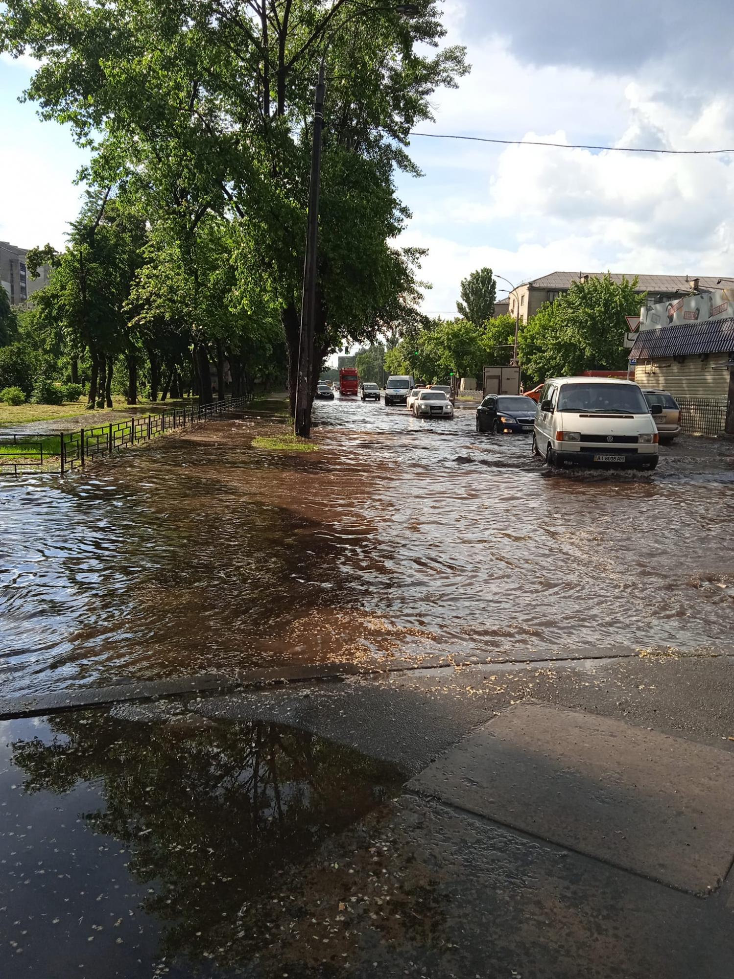 Киев накрыл мощный ливень с градом: видео затопленных улиц