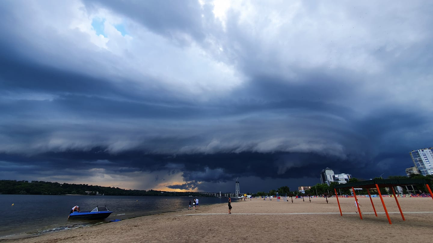 У Запоріжжі над небом зафіксували незвичайне явище: фото вражають