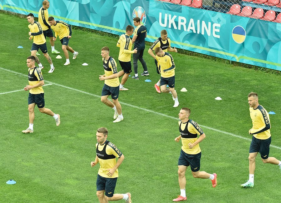 Украина на Евро: скандал с формой, матчи в Бухаресте и Амстердаме, шансы выйти в плей-офф