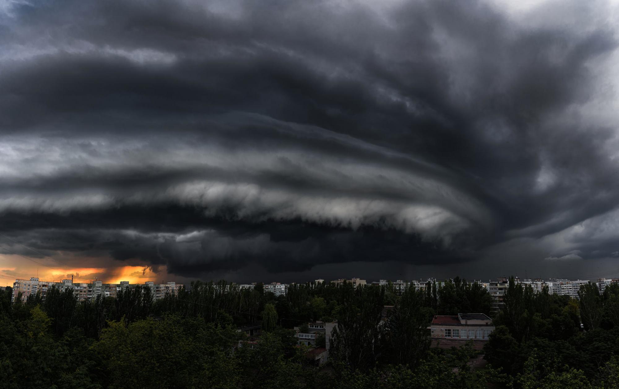 У Запоріжжі над небом зафіксували незвичайне явище: фото вражають